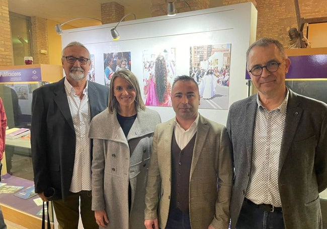 El fotógrafo Antonio Cortés (i), junto a la edil Mónica Gil, el presidente de la Semana Santa Marinera, Carles Genís y Gil-Manuel Hernández, responsable de los museos de la fiesta.