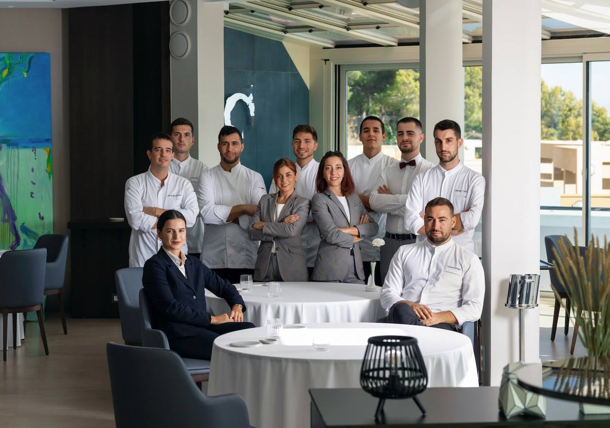 Imagen principal - El equipo de Orobianco, Andrea Drago con Paolo Casagrande y algunos de los platos del restaurante de Calp.