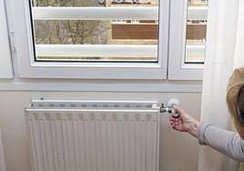 Una mujer enciende el radiador en una imagen de archivo.