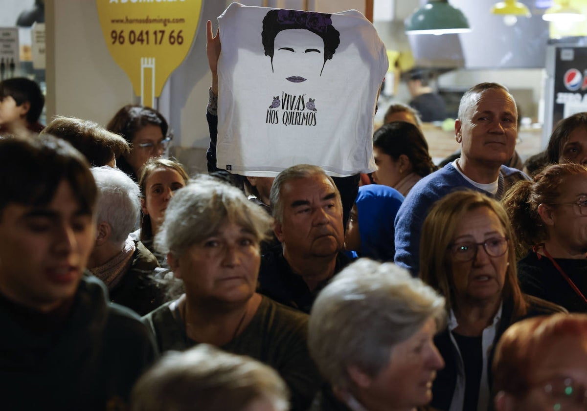 Imagen principal - Cientos de personas en la concentración en Sagunto, algunos portando velas y pancartas, y el dolor en el rostro de los conocidos de la víctima.