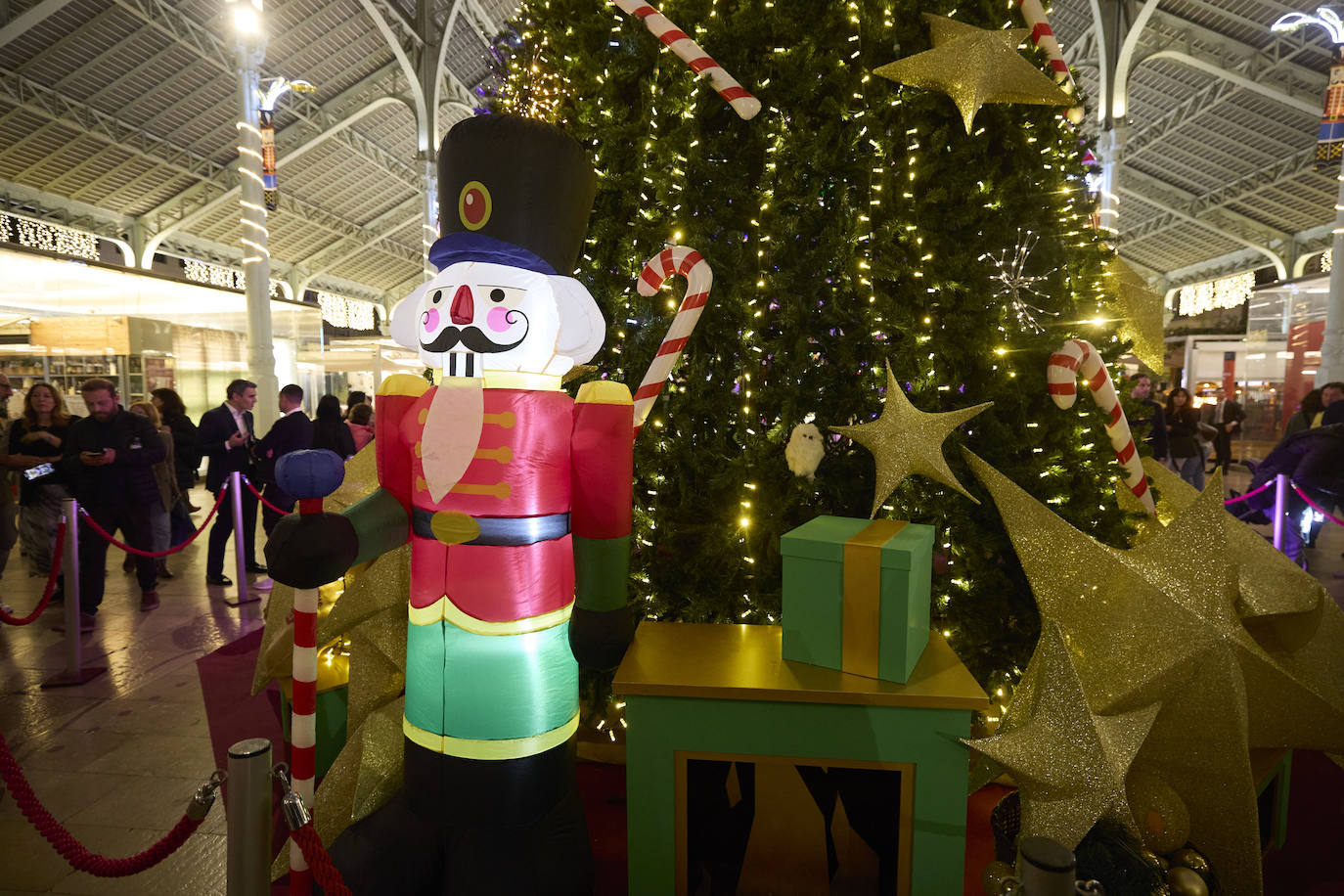 El Mercado de Colón de Valencia enciende las luces de Navidad