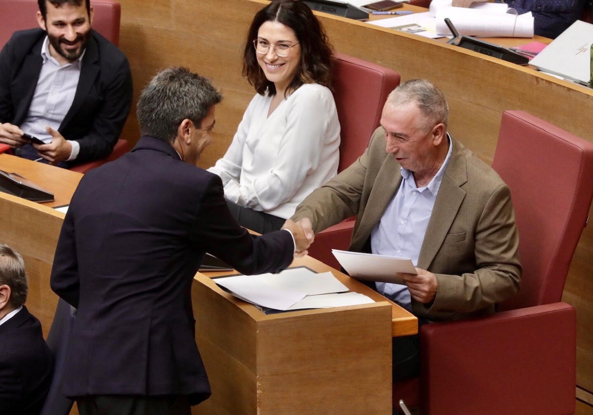 Mazón acude al escaño de Baldoví en Les Corts para entregarle sus propuestas.