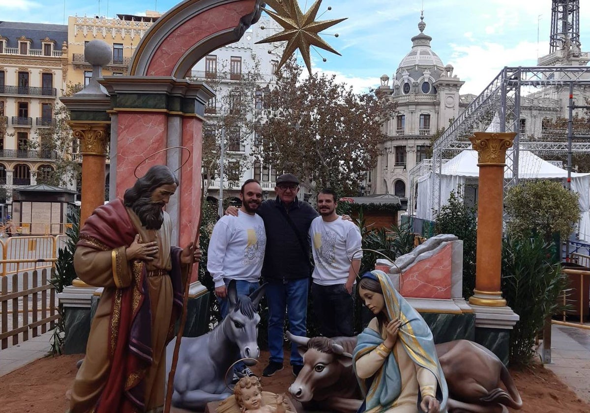 Los artistas José Luis Ceballos y Francisco Sanabria, junto a Pepe Puche, en el centro.