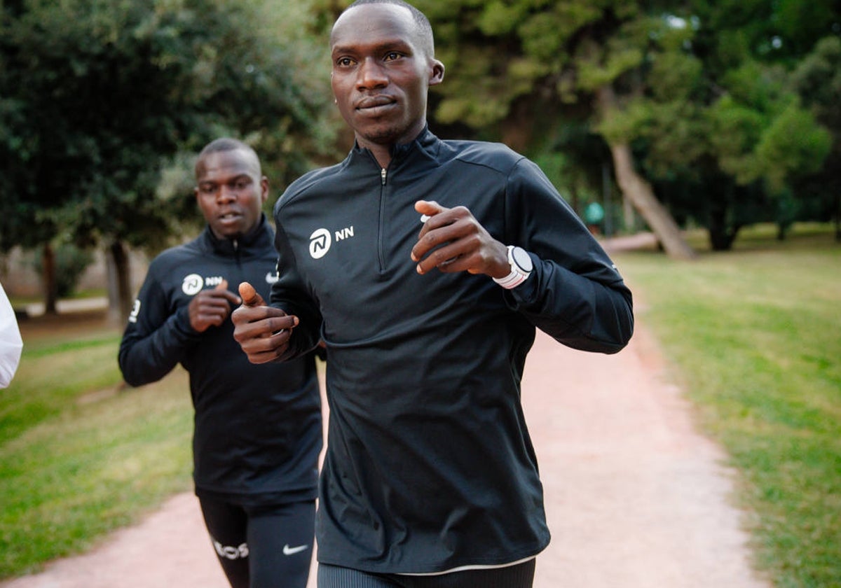 Joshua Cheptegei se entrena este jueves en el cirucito de running del Viejo Cauce.