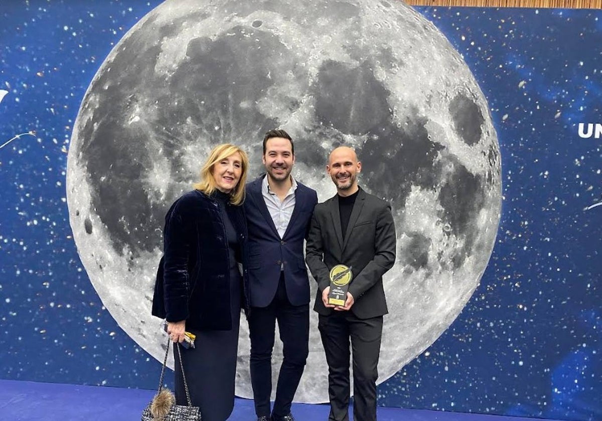 Pere Vicalet con el premio, tras la gala celebrada en el ADDA.