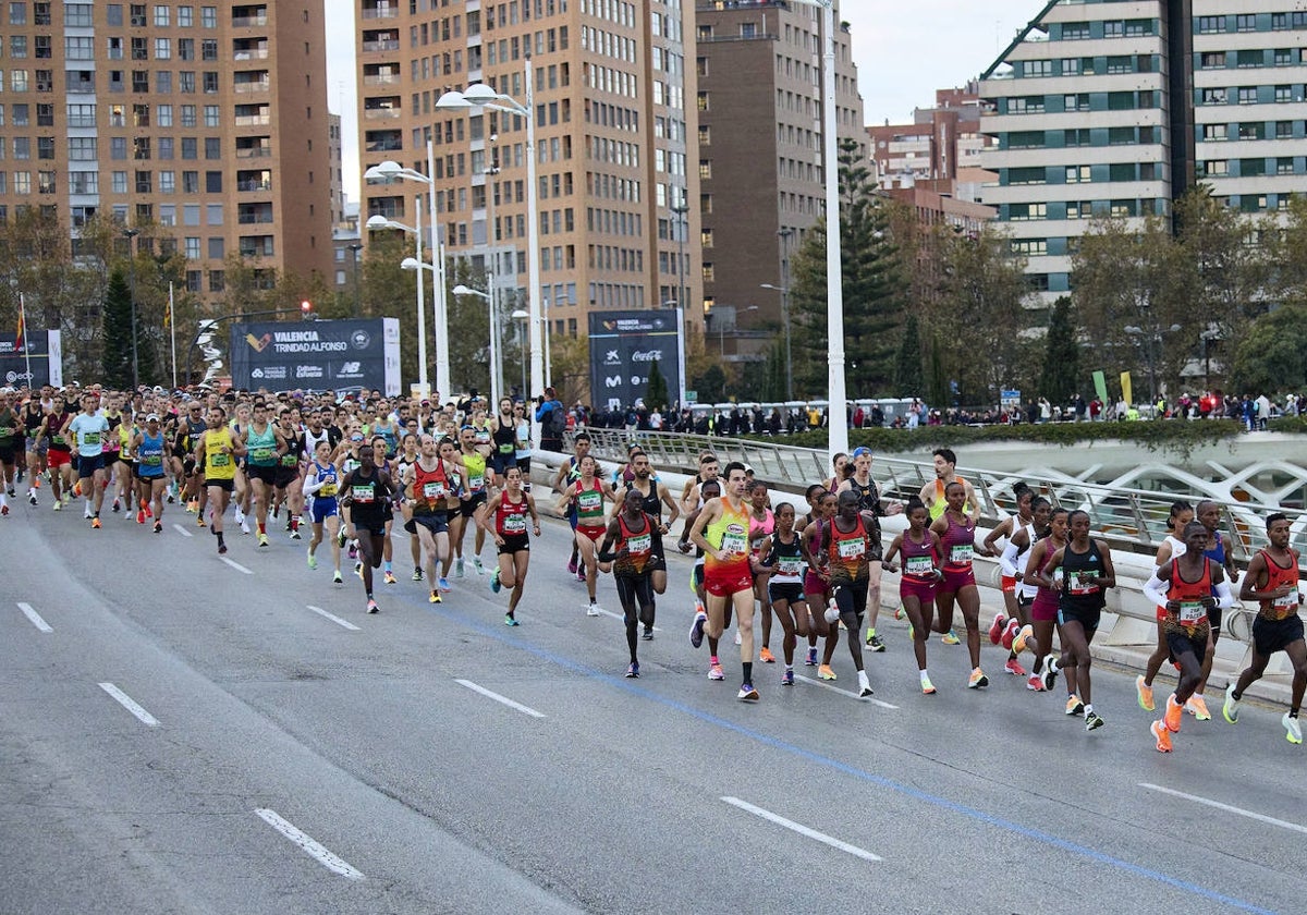 Corredores, en el Puente de Monteolivete en la última edición del Maratón.