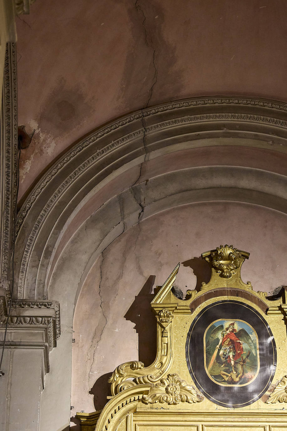 Grietas, humedades y desconchados amenazan la iglesia del Temple de Valencia