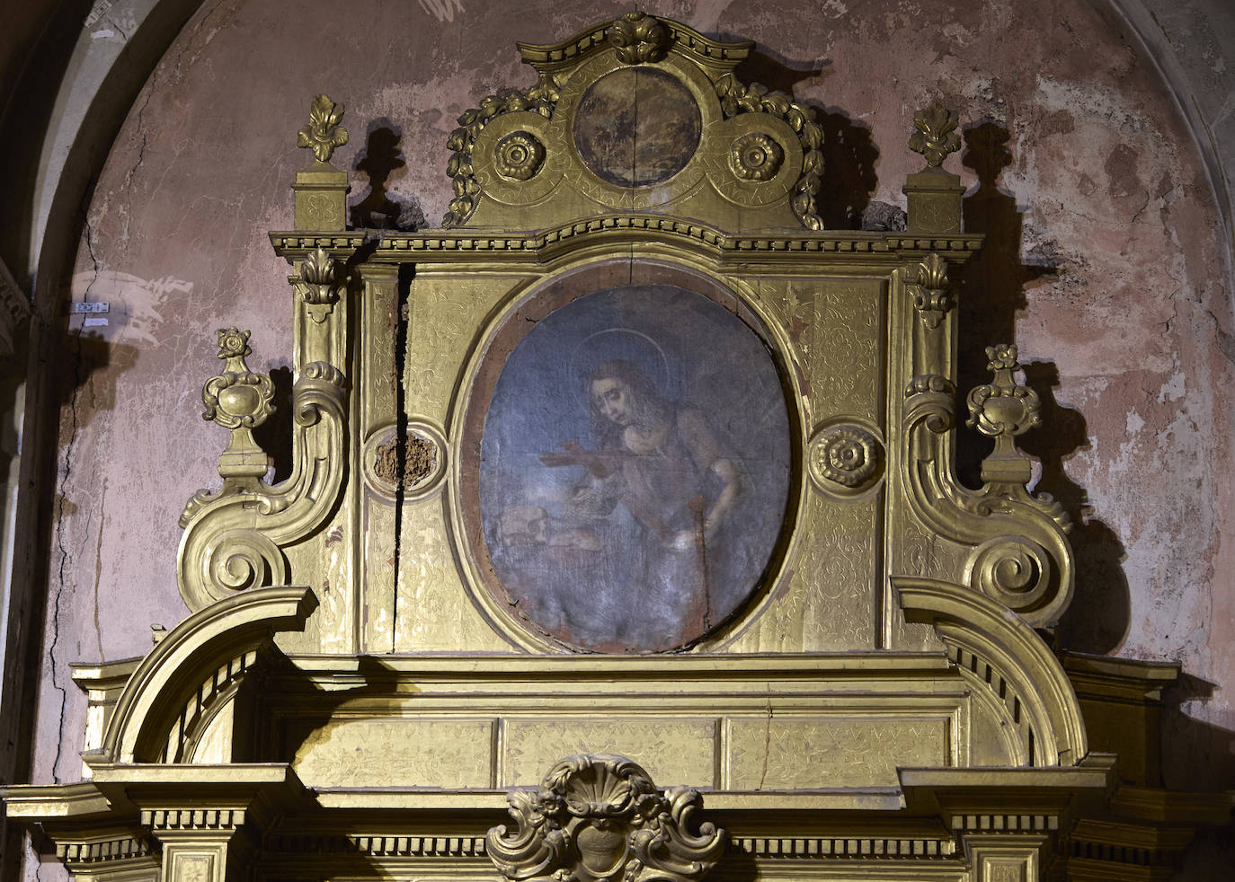 Grietas, humedades y desconchados amenazan la iglesia del Temple de Valencia