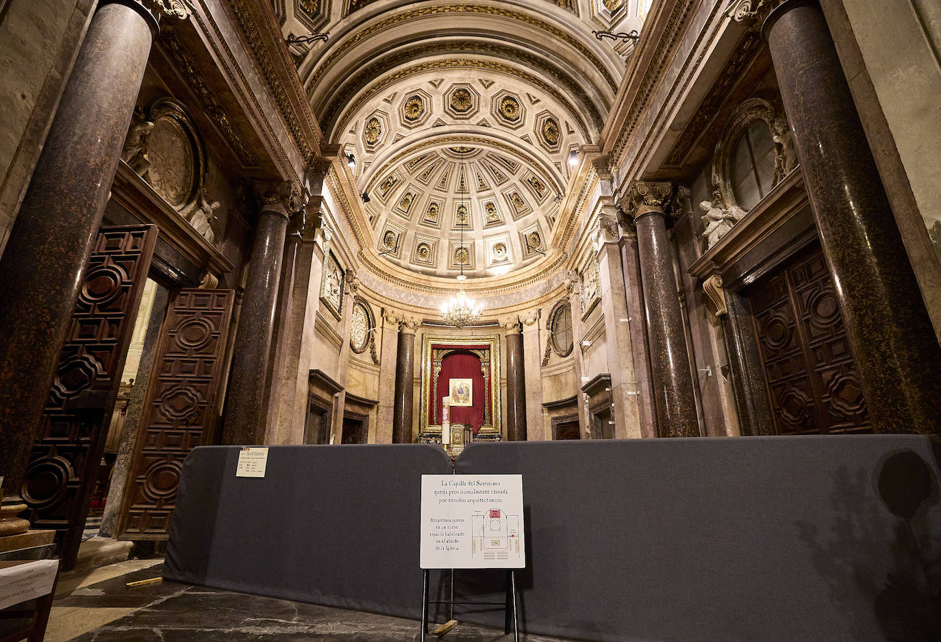 Grietas, humedades y desconchados amenazan la iglesia del Temple de Valencia