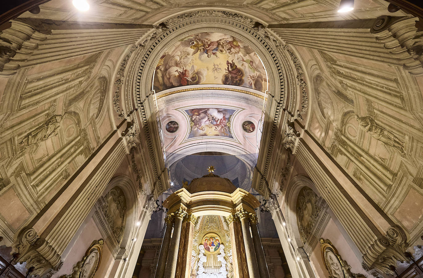 Grietas, humedades y desconchados amenazan la iglesia del Temple de Valencia