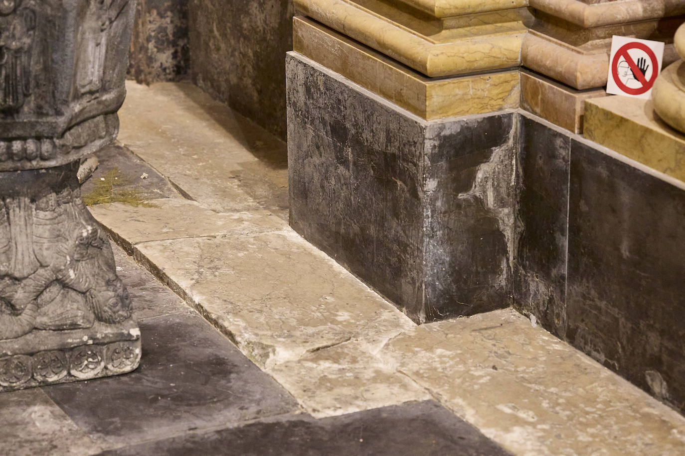 Grietas, humedades y desconchados amenazan la iglesia del Temple de Valencia