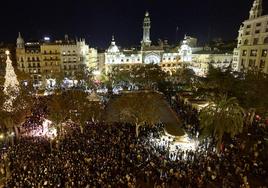 El Ayuntamiento de Valencia, iluminado por Navidad.