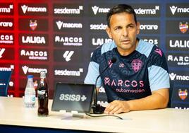 Javi Calleja, durante una rueda de prensa.