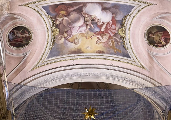 Imagen del ábside decorado con frescos de Vergara.