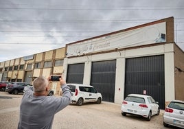 Un trabajador del polígono toma una fotografía de la nave donde intervinieron la droga.