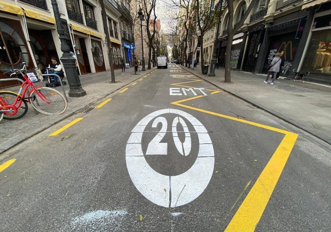 Las nuevas marcas viales en la calle San Vicente.