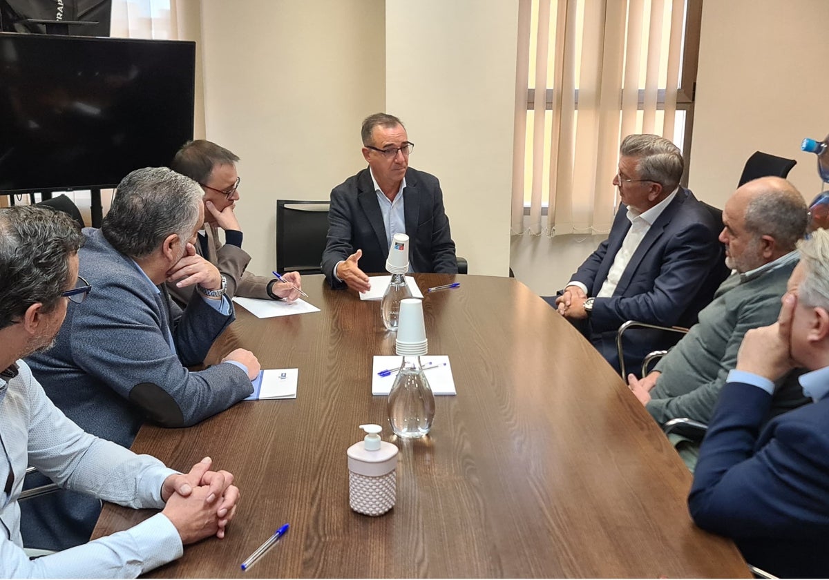 Reunión del alcalde de Riba-roja con FVET.