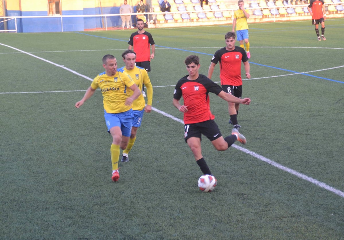 Paco, luchando por hacerse con el balón.