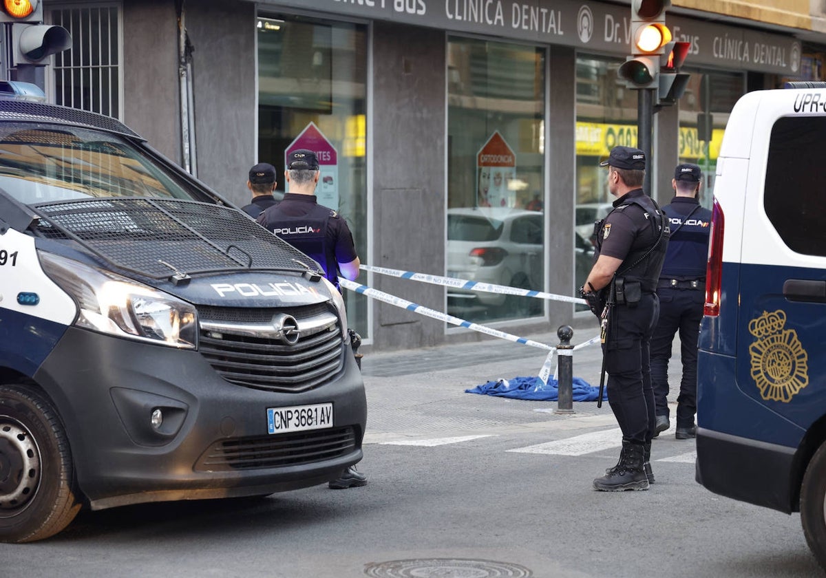 Agentes y vehículos de la policía en Orriols.