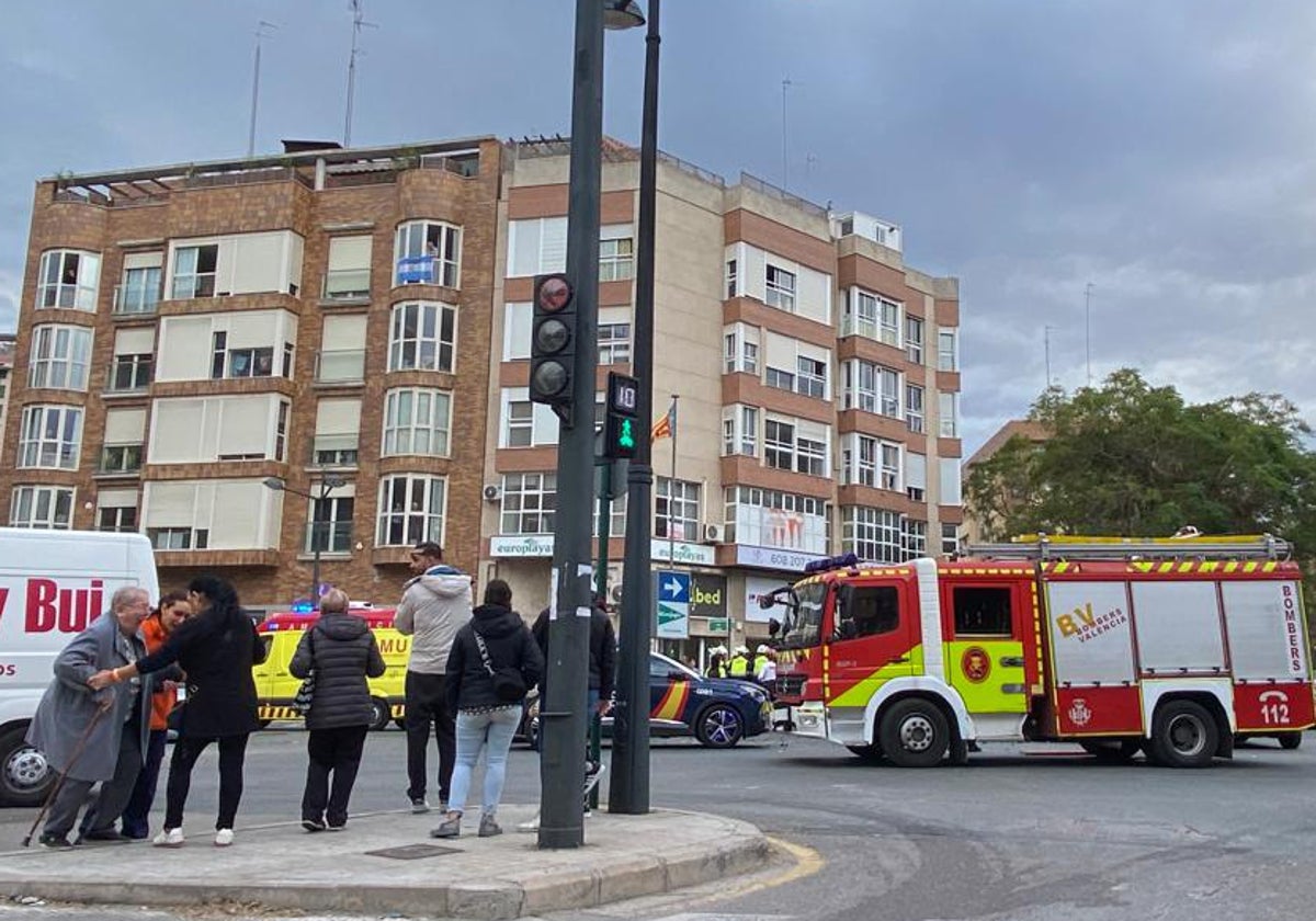 Una ambulancia, una coche de la Policía y un camión de los bomberos en el lugar del accidente.