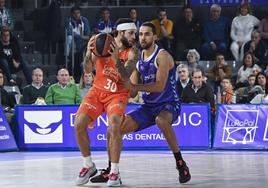 El escolta canadiense del Valencia Basket Kassius Robertson durante el último partido del equipo en Palencia.