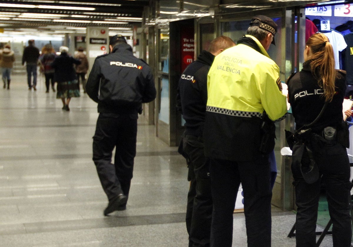 Varios policías en la estación de metros de Colón.