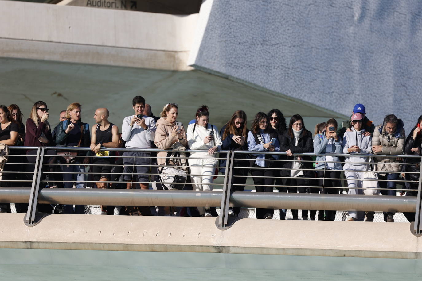 Así ha sido la llegada de los corredores a la meta del Maratón de Valencia 2023