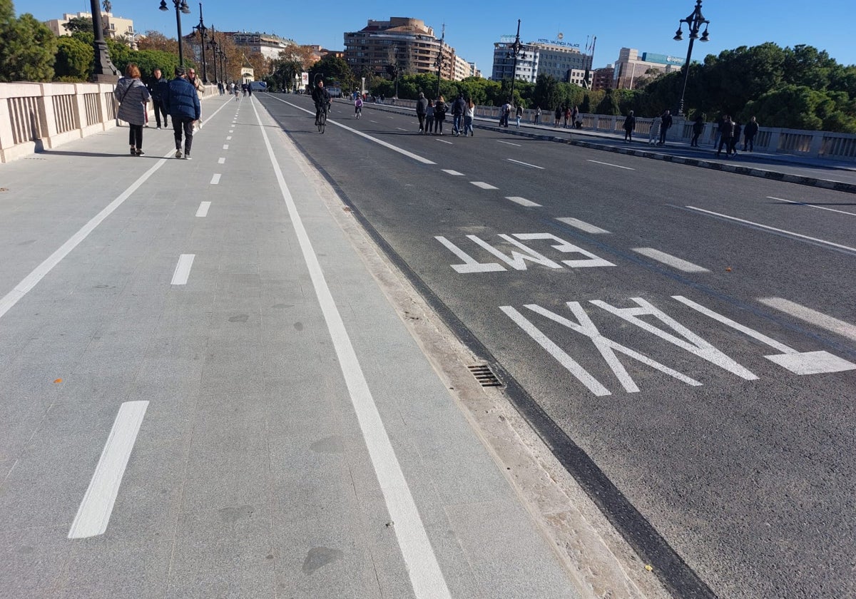 El nuevo carril EMT-taxi, junto al carril bici del puente de Aragón.