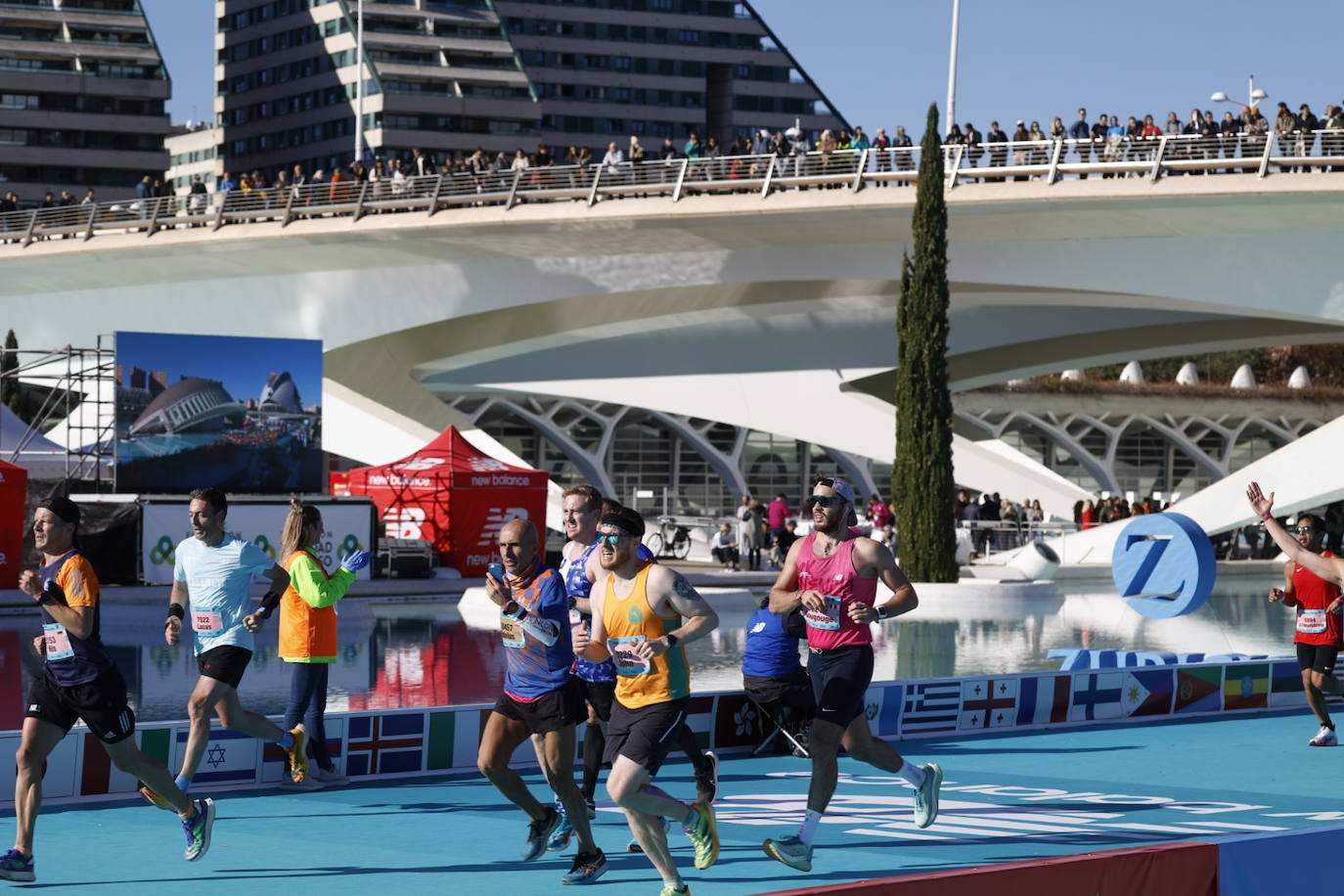 Así ha sido la llegada de los corredores a la meta del Maratón de Valencia 2023