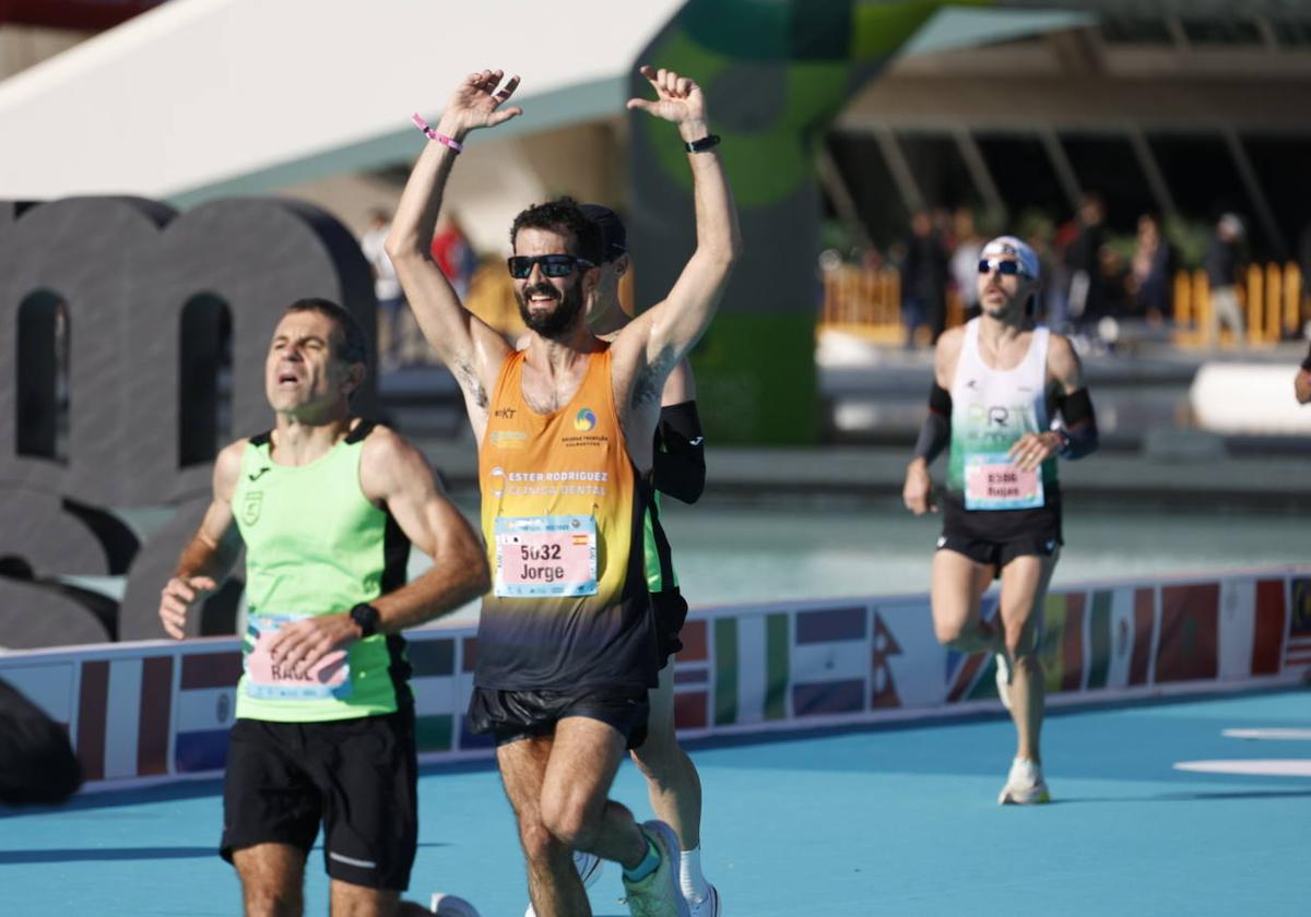 Así ha sido la llegada de los corredores a la meta del Maratón de Valencia 2023