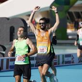 Así es la llegada de los corredores a la meta del Maratón de Valencia 2023