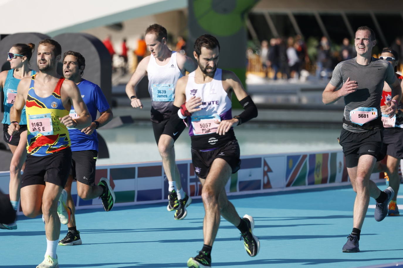 Así ha sido la llegada de los corredores a la meta del Maratón de Valencia 2023