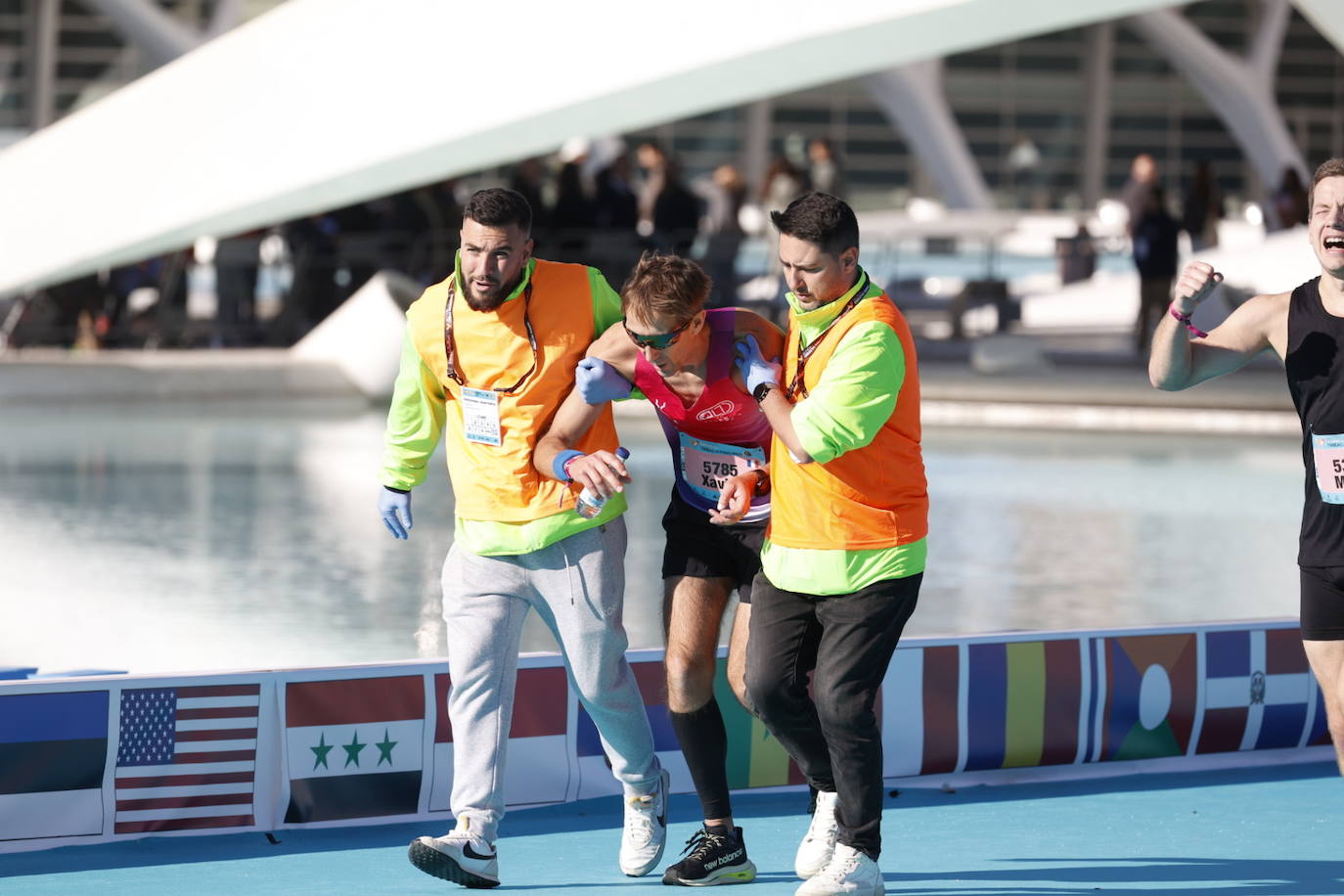 Así ha sido la llegada de los corredores a la meta del Maratón de Valencia 2023