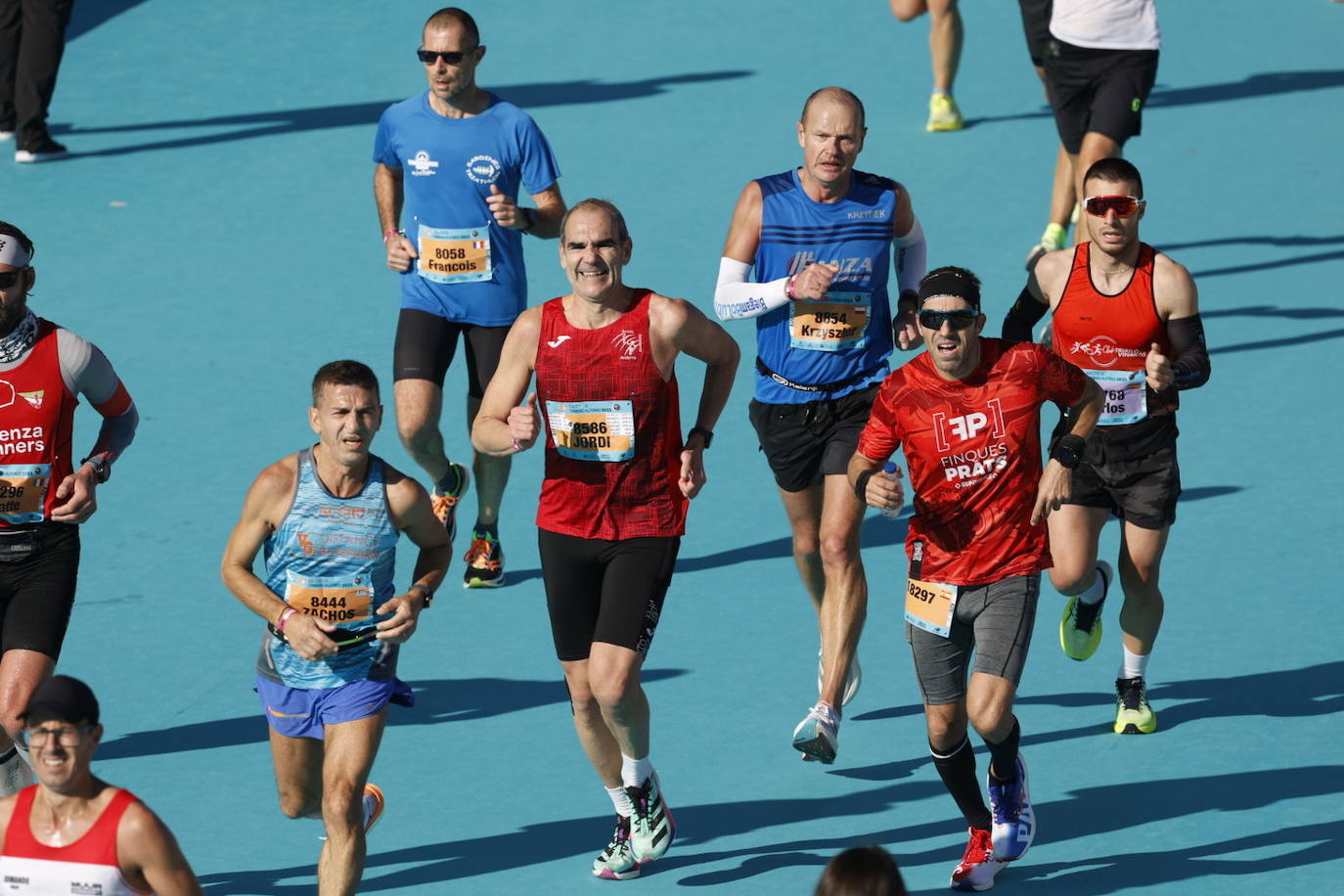 Así ha sido la llegada de los corredores a la meta del Maratón de Valencia 2023