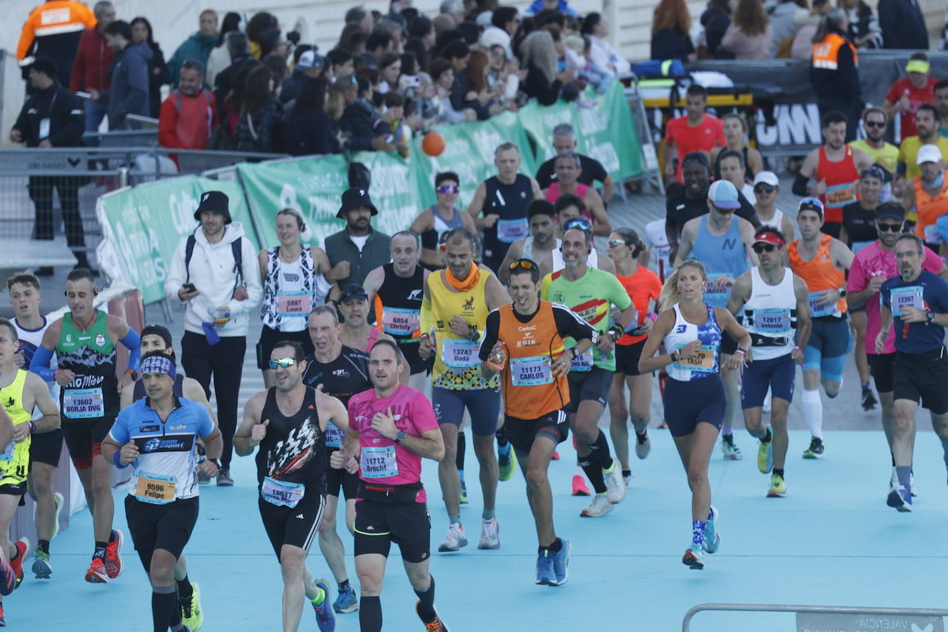 Así ha sido la llegada de los corredores a la meta del Maratón de Valencia 2023