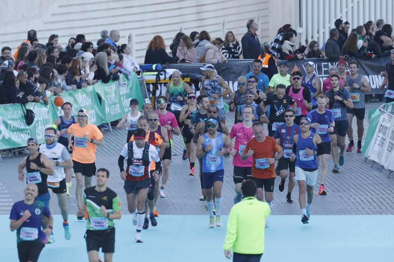 Así ha sido la llegada de los corredores a la meta del Maratón de Valencia 2023