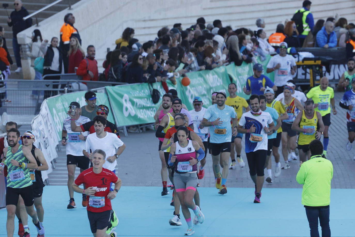 Así ha sido la llegada de los corredores a la meta del Maratón de Valencia 2023