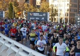 Salida de corredores en el puente de Monteolivete.