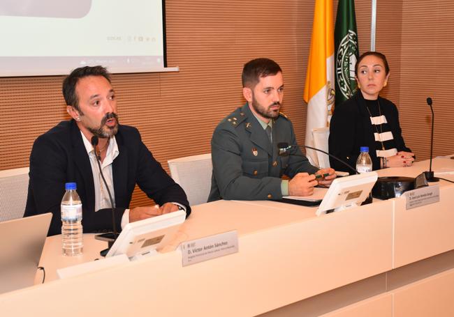 Antón, a la izquierda, junto a otros dos participantes en el congreso de la Católica.