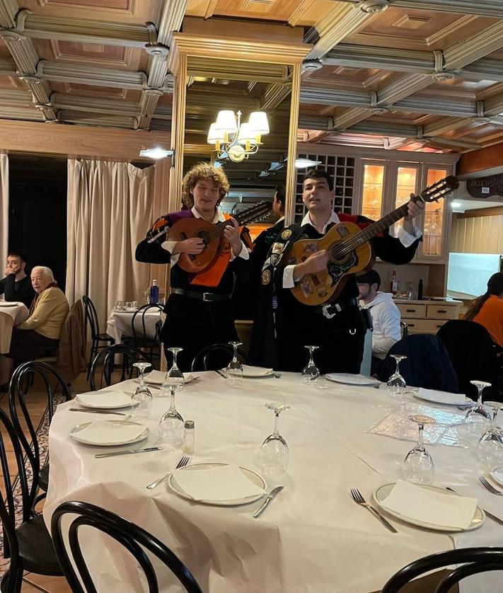 Imagen secundaria 2 - Antonio Alfonso, dueño de El Forcat, y la tuna universitaria en el último día del restaurante.