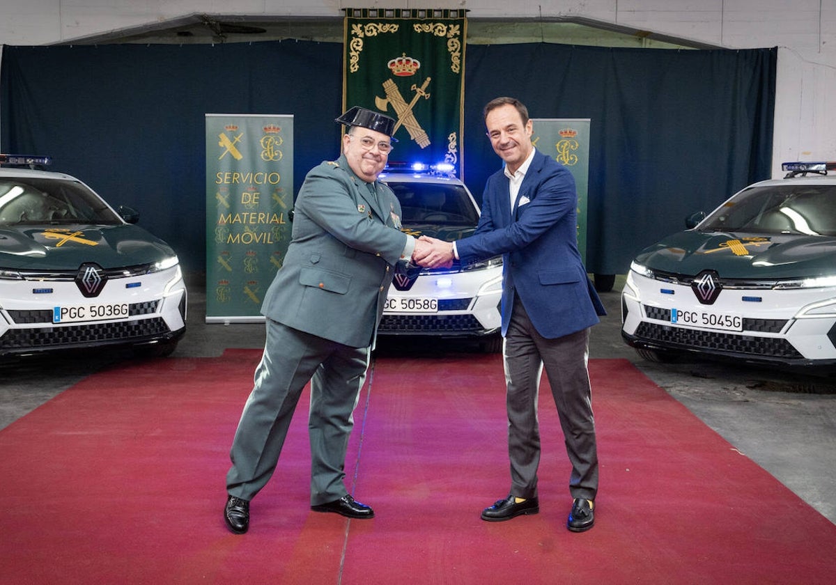 Fernando Gil Llorente, Jefe de Servicio de Material Móvil de la Guardia Civil, y Sébastien Guigues, Director General de Renault y Alpine en España y Portugal.