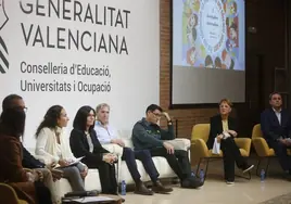 Ponentes de la segunda mesa, sobre el uso del móvil en el ámbito educativo.