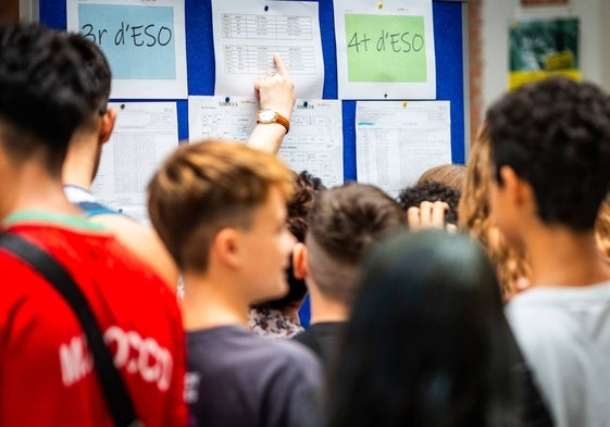 Alumnos de un instituto valenciano, el primer día de curso.