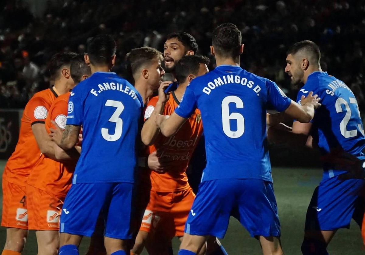 Atzeneta y Getafe, en una jugada del partido.