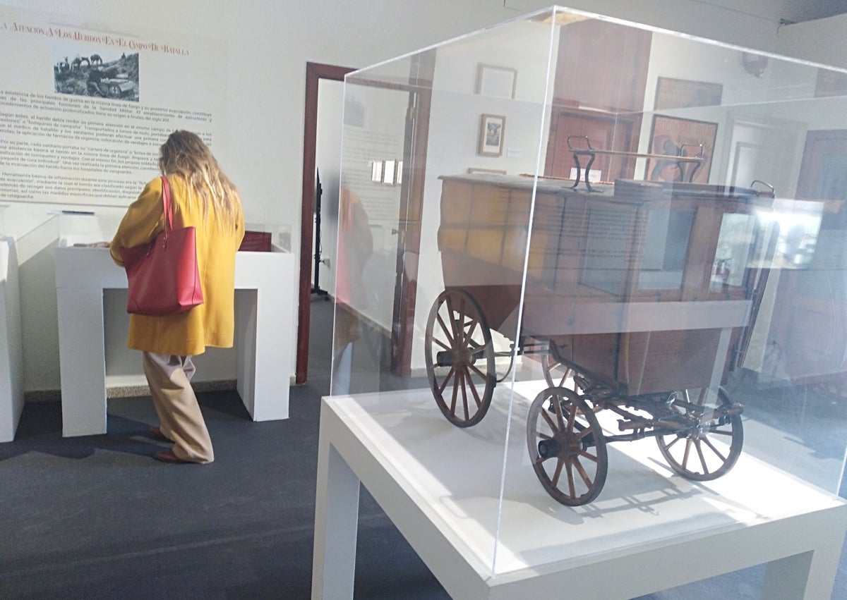 Imagen secundaria 1 - Prótesis, material médico y manuales de intervención. Abajo, una maqueta del carro hipomóvil de 1850 para evacuar heridos y una fotografía con niños para destacar la labor de las enfermeras. 