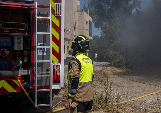 Bomberos sofocan un incendio en una imagen de archivo.