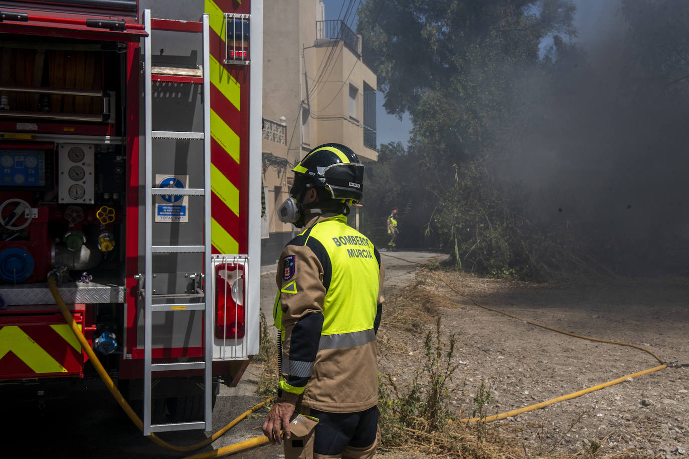 Bomberos sofocan un incendio en una imagen de archivo.