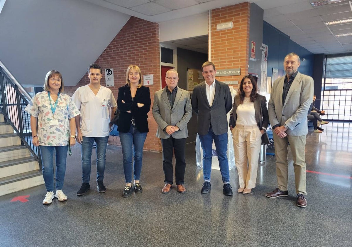 Representantes municipales y del departamento de salud, durante la visita.