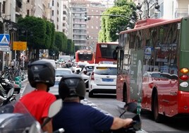 Tres autobuses de la EMT circulan por la calle Colón.