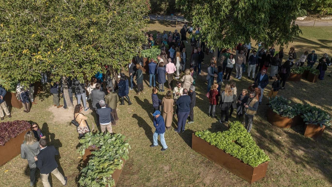 Asistentes a la inauguración de la exposición de Ghada Amer en el cauce del río Turia.